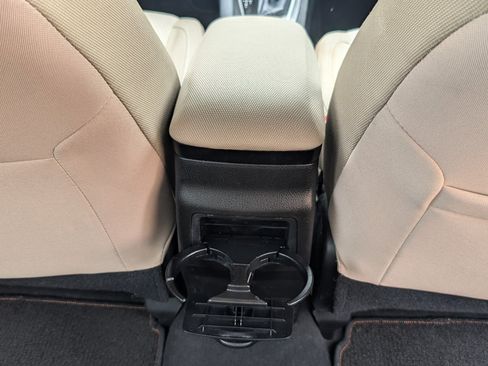 Used 2016 Toyota Corolla LE FWD image 7