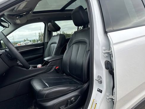 Used 2023 Jeep Grand Cherokee L Limited w/ Black Appearance Package AWD/4WD image 5