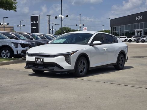 New 2026 Kia K4 FWD image 2