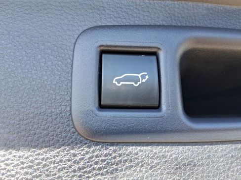 Used 2025 Toyota Highlander XLE AWD/4WD image 14