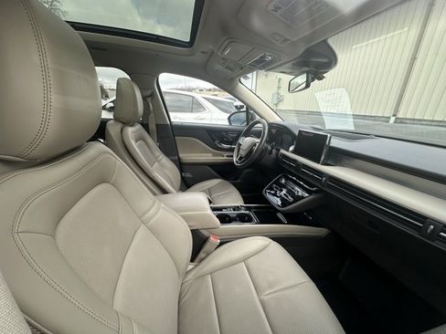 Used 2021 Lincoln Corsair AWD w/ Premium Package image 2