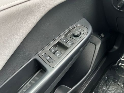 Certified 2024 Volkswagen Taos SE image 25