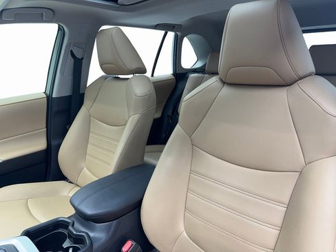 Used 2020 Toyota RAV4 XLE Premium image 32