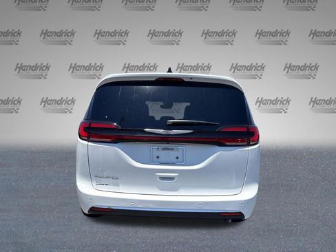 Used 2025 Chrysler Pacifica Select FWD image 8