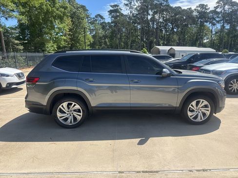 Used 2023 Volkswagen Atlas SE w/ Panoramic Sunroof Package image 3