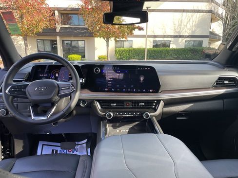 Used 2025 Chevrolet Suburban Z71 image 46