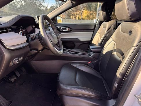 Used 2024 Jeep Compass Limited image 13