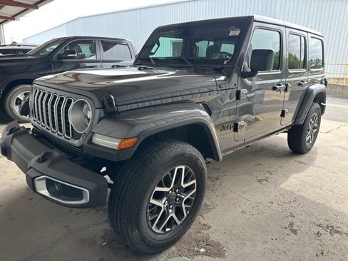 Used 2025 Jeep Wrangler Unlimited Sahara AWD/4WD image 15
