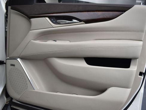 Used 2015 Cadillac Escalade Luxury image 35