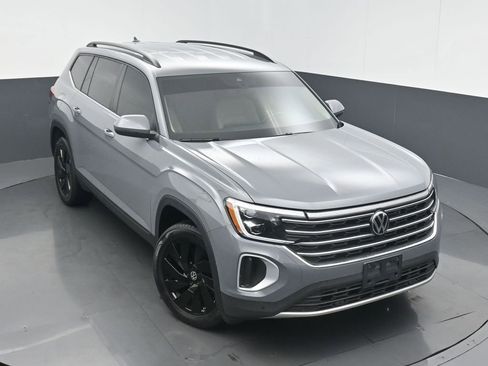 Used 2025 Volkswagen Atlas SE image 39