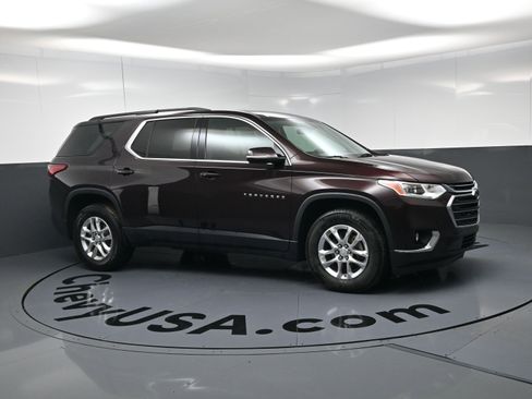 Used 2020 Chevrolet Traverse LT FWD image 2