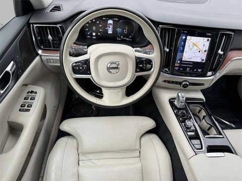 Used 2019 Volvo S60 T8 Inscription image 4