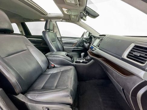 Used 2018 Toyota Highlander XLE AWD/4WD image 38