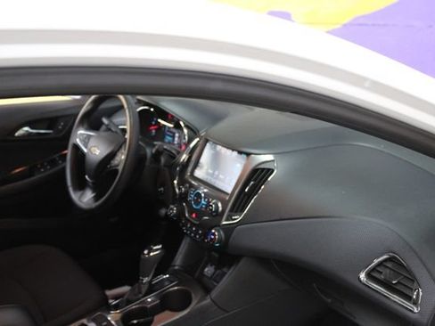 Used 2018 Chevrolet Cruze LT FWD image 12
