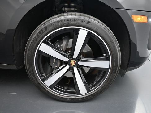 Certified 2025 Porsche Macan image 7