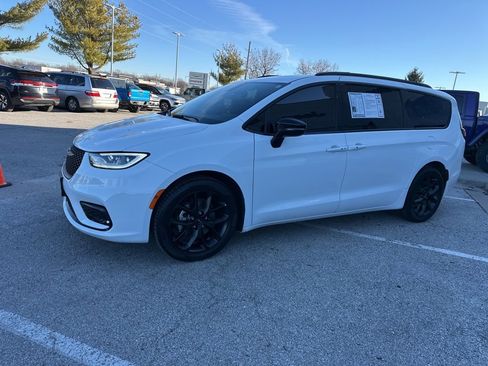 Used 2024 Chrysler Pacifica Touring-L w/ S Appearance Package image 10