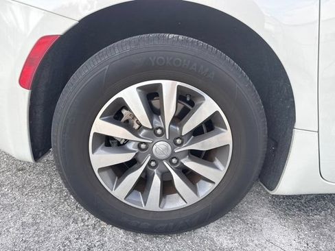 Used 2020 Chrysler Pacifica Touring-L Plus FWD image 10