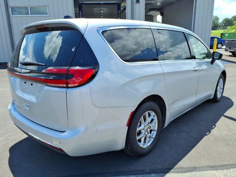 Used 2024 Chrysler Pacifica Touring-L FWD image 5