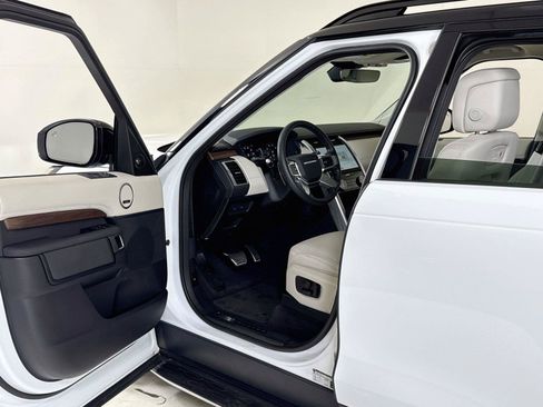 Used 2025 Land Rover Discovery Dynamic SE AWD/4WD image 12