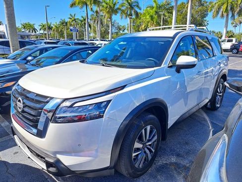 Used 2024 Nissan Pathfinder SL image 16