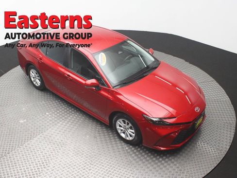 Used 2025 Toyota Camry SE FWD image 3