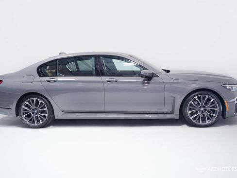 Used 2022 BMW 740i w/ M Sport Package RWD image 3