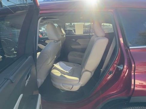 Used 2022 Toyota Highlander XLE image 21