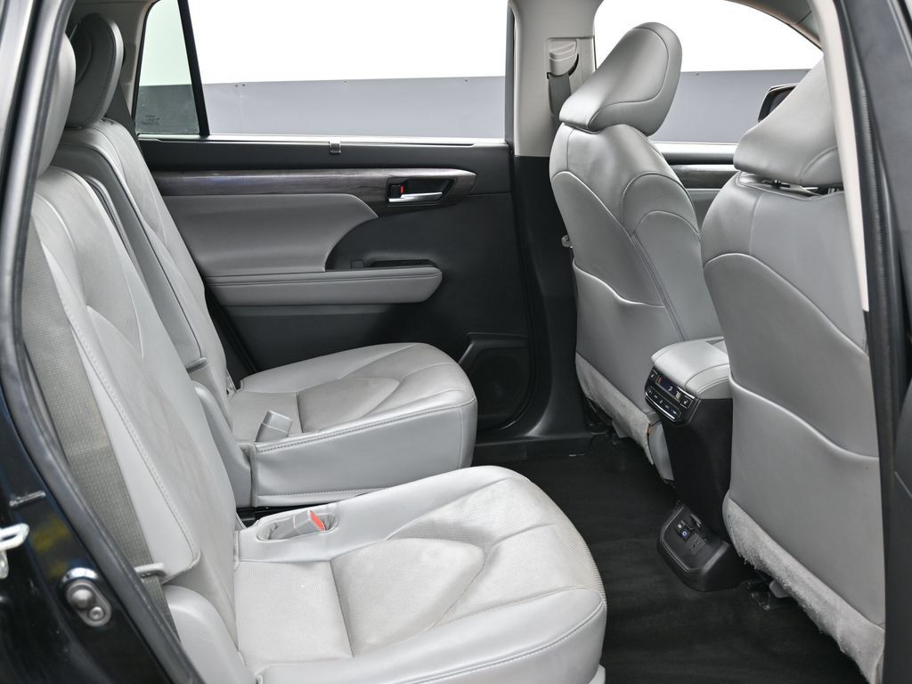 Used 2022 Toyota Highlander Platinum AWD/4WD image 31
