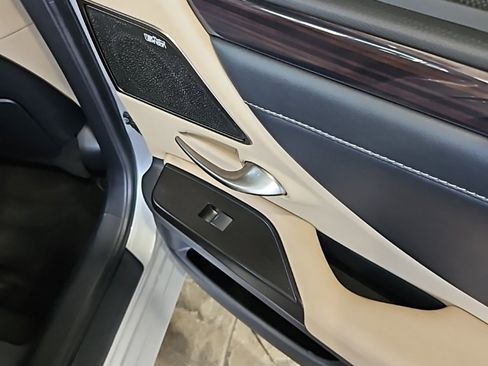 Used 2019 Lexus ES 350 Ultra Luxury image 16