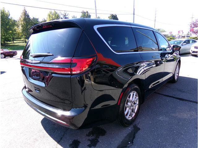 Used 2025 Chrysler Pacifica Select FWD image 2