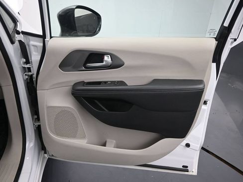 Used 2024 Chrysler Pacifica Touring-L FWD image 20