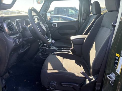 Used 2023 Jeep Gladiator Sport AWD/4WD image 7