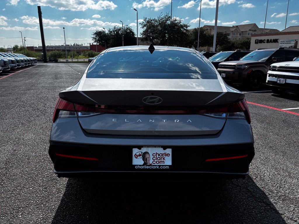 Used 2026 Hyundai Elantra SE FWD image 4