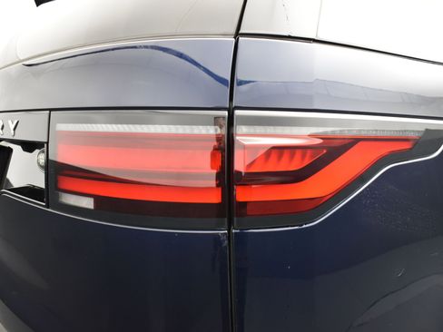 Used 2023 Land Rover Discovery S image 7