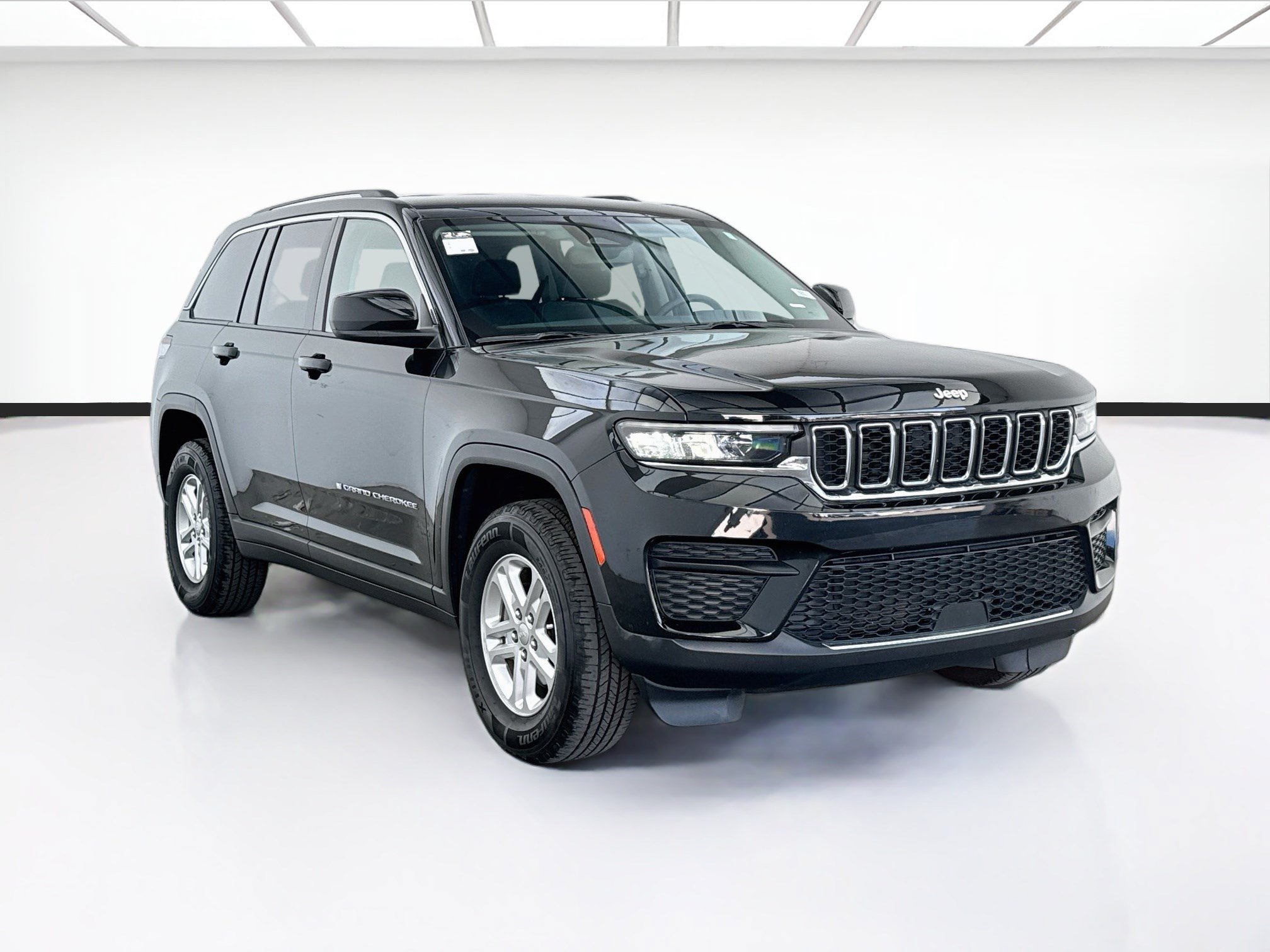 Used 2023 Jeep Grand Cherokee Laredo AWD/4WD image 3