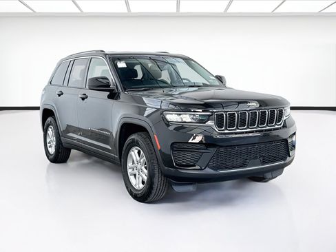 Used 2023 Jeep Grand Cherokee Laredo AWD/4WD image 3