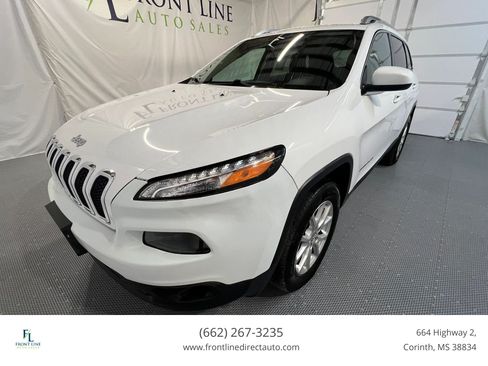 Used 2017 Jeep Cherokee Latitude w/ Cold Weather Group AWD/4WD image 3