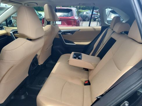 Used 2019 Toyota RAV4 XLE w/ Convenience Package FWD image 10