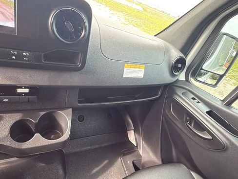 Used 2024 Mercedes-Benz Sprinter 2500 w/ Acoustic Package image 22
