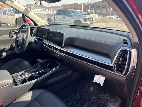 Used 2025 Kia Sorento S image 11