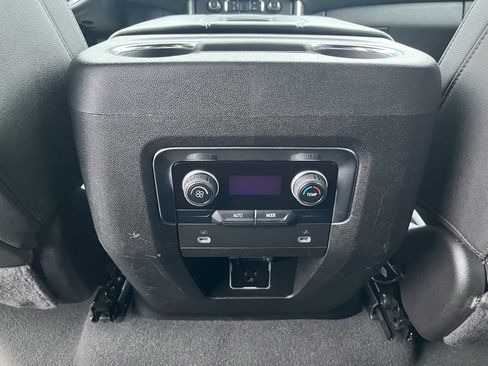 Used 2024 Chevrolet Suburban LT image 26