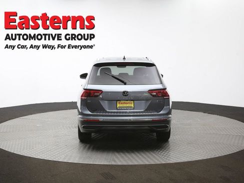 Used 2022 Volkswagen Tiguan SE w/ Panoramic Sunroof Package image 38