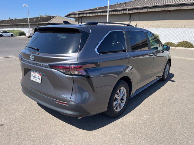 Used 2025 Toyota Sienna XLE w/ XLE Plus Package FWD image 3