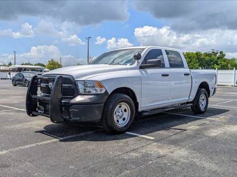 Used 2019 RAM 1500 4x4 Crew Cab Classic image 2