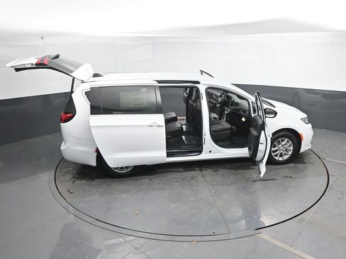 New 2026 Chrysler Pacifica Select FWD image 47