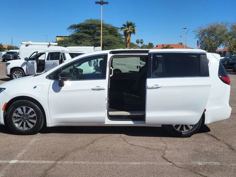 Used 2024 Chrysler Pacifica Select image 23