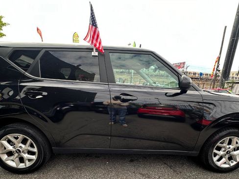 Used 2024 Kia Soul LX w/ Option Group 015 FWD image 3