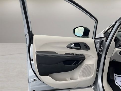 Used 2024 Chrysler Pacifica Touring-L image 9