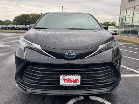 Used 2025 Toyota Sienna LE FWD image 9
