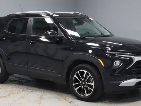 Used 2025 Chevrolet TrailBlazer LT w/ LT Cold Weather Package FWD image 1